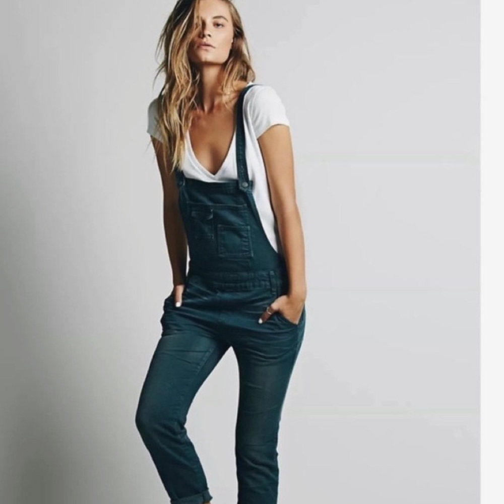 🎉Posh Host Pick🎉 WeWoreWhat Stretch Light Wash Black Denim Overalls Jumpsuit  SM